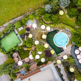 Kinderhotel: Garten mit Pools,  Naturschwimmteich, Gartenrestaurant und Ballsportplatz - The RESI Apartments "mit Mehrwert"