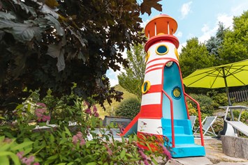 Kinderhotel: Kleinkinderplantschbecken 35°C mit Keuchtturm und Mini-Rutsche 

 - The RESI Apartments "mit Mehrwert"
