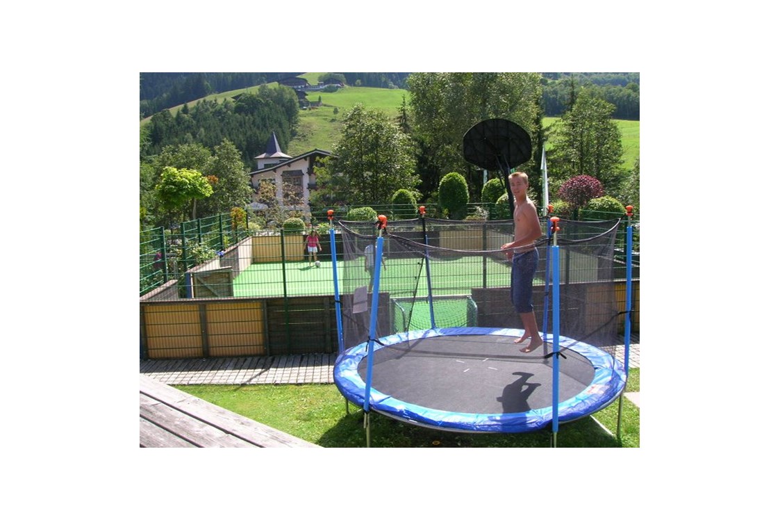 Kinderhotel: Multiballsportplatz/Tischtennis/Trampolin im Garten - The RESI Apartments "mit Mehrwert"