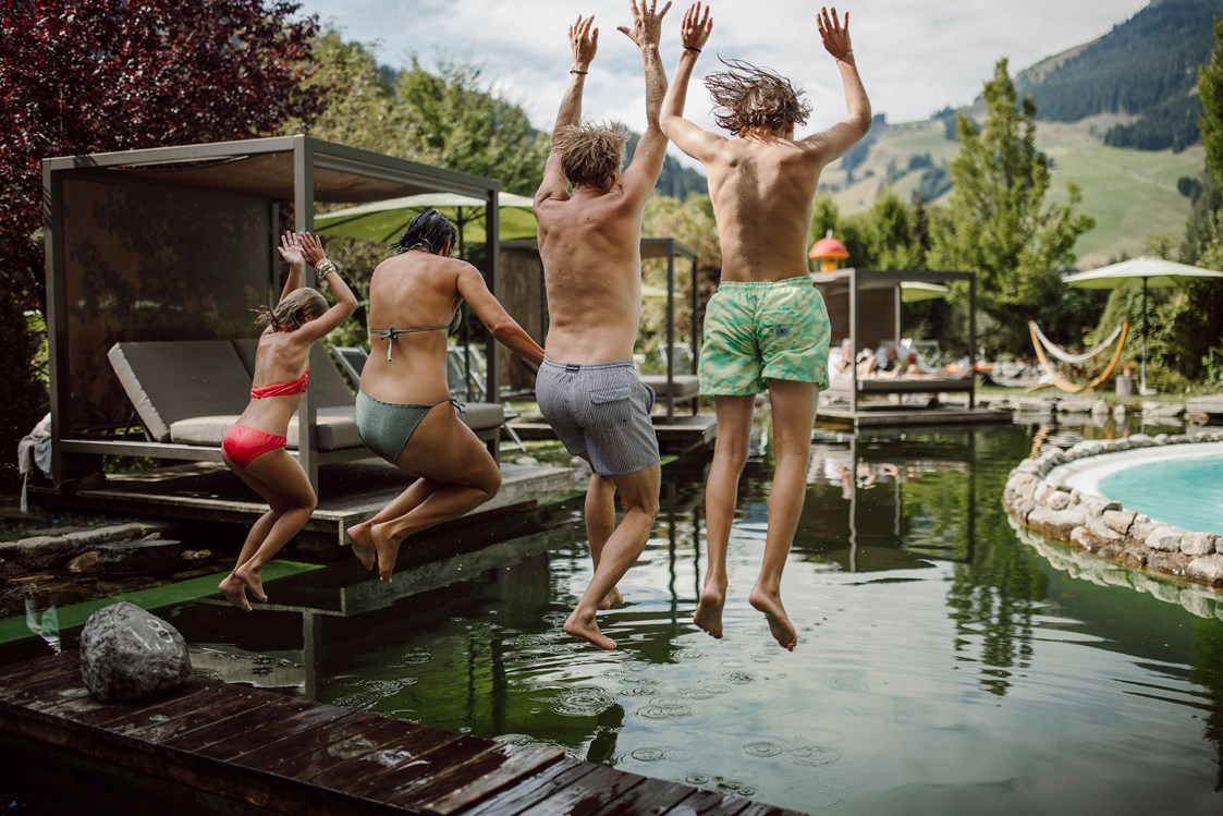 Kinderhotel: Family-Jump in den Naturschwimmteich - The RESI Apartments "mit Mehrwert"