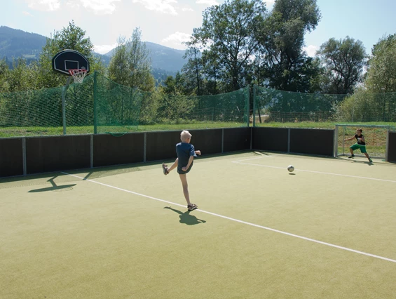 Kinderhotel: Fußballplatz mit Banden - Sport & Familienhotel Bärenwirt