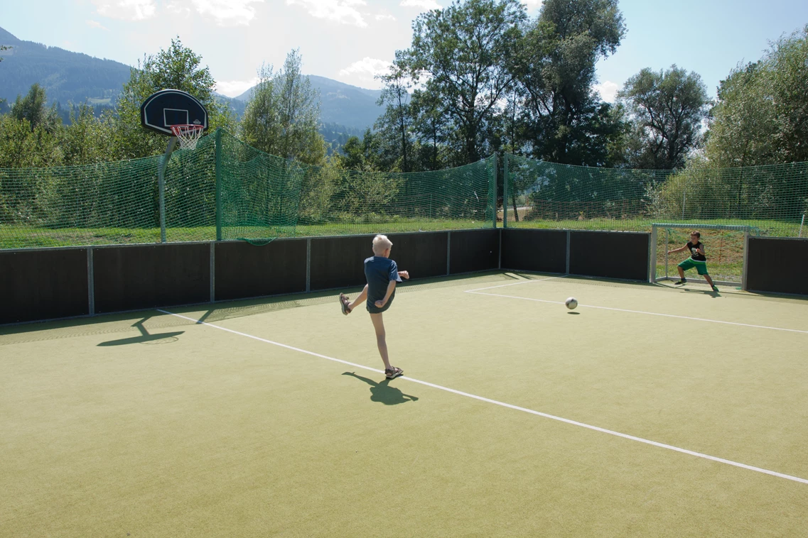 Kinderhotel: Fußballplatz mit Banden - Sport & Familienhotel Bärenwirt