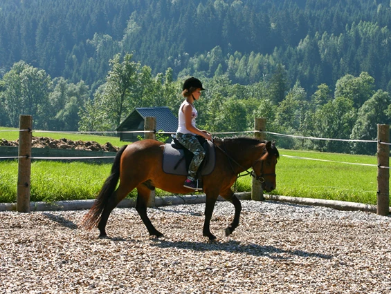 Kinderhotel: Reitplatz - Sport & Familienhotel Bärenwirt