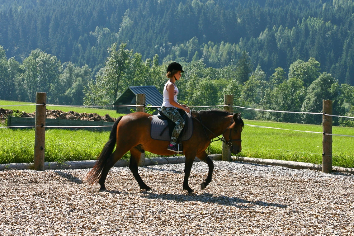 Kinderhotel: Reitplatz - Sport & Familienhotel Bärenwirt