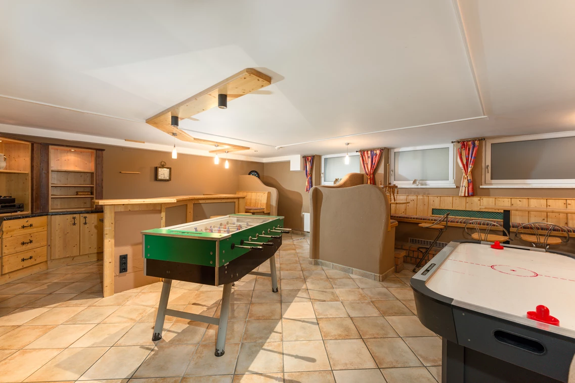 Kinderhotel: Gaming Room mit Kicker Airhockey Dart - Sport & Familienhotel Bärenwirt