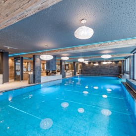 Kinderhotel:  Indoor-(17x7m) verbunden zum Outdoor Pool (8x5m) & Textilsauna - Aktiv-& Wellnesshotel Bergfried