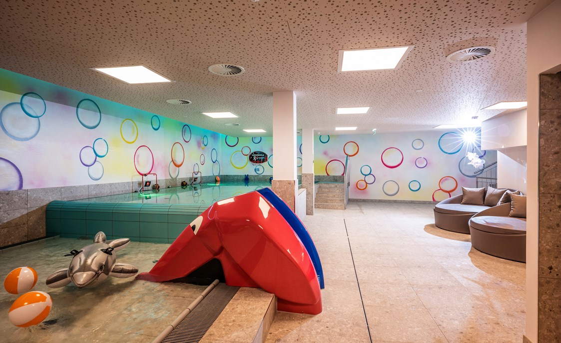 Kinderhotel: Action Wasserpark mit Planschbecken & Jugendpool - Aktiv-& Wellnesshotel Bergfried