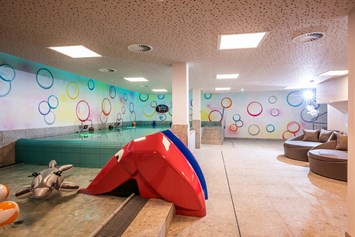 Kinderhotel: Action Wasserpark mit Planschbecken & Jugendpool - Aktiv-& Wellnesshotel Bergfried
