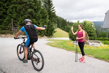 Familienhotel: E-Mountainbike und Nordic-Walking - nur zwei von vielen Naturgenuss-Möglichkeiten bei uns
 - Familienhotel Berger ***superior