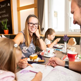 Familienhotel: Gemütlich Essen im Familienrestaurant und kulinarische Schmanlern genießen
 - Familienhotel Berger ***superior