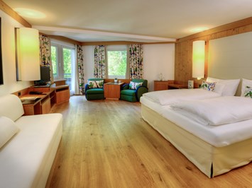 Gartenhotel Theresia****S - das "Grüne" authentische Familienhotel Zimmerkategorien Wohn-Schlafzimmer "Reiterkogel"