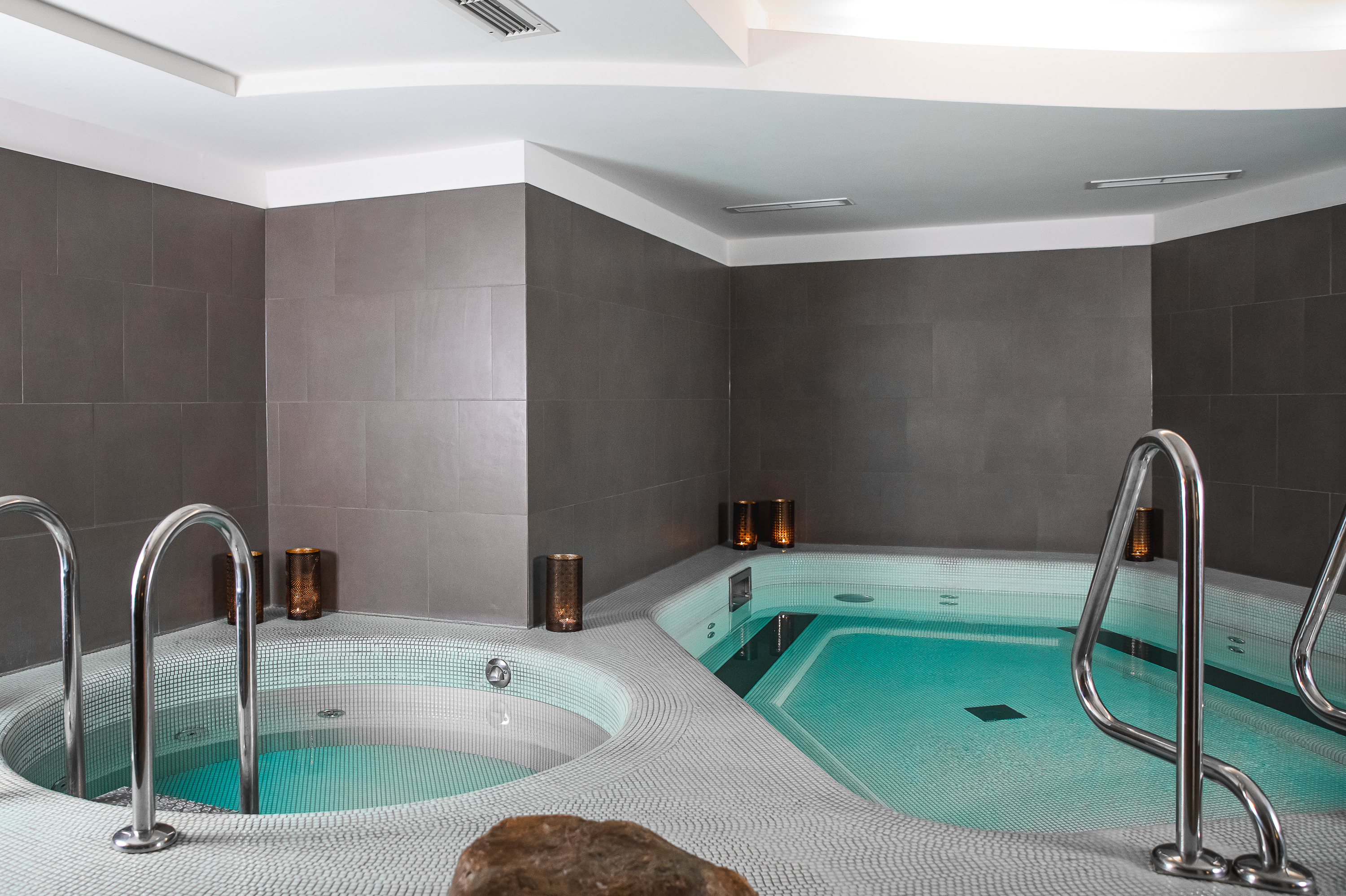 Kinderhotel: Wohlig warmer Whirlpool und Kaltwassertauchbecken in der Saunawelt - Familien- & Gartenhotel Theresia****S  