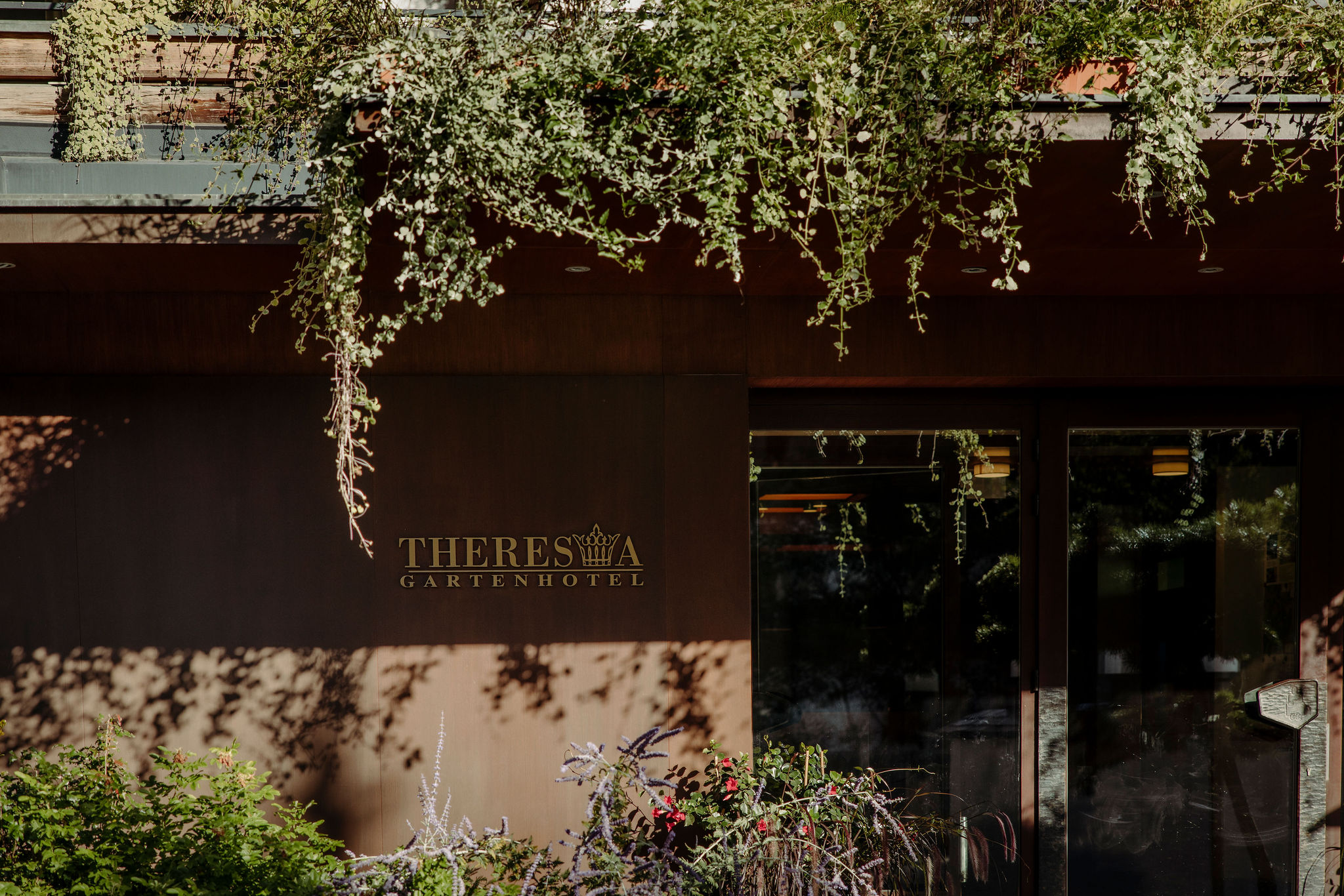 Kinderhotel: Gartenhotel Theresia 
Hoteleingang Sommer - Familien- & Gartenhotel Theresia****S  