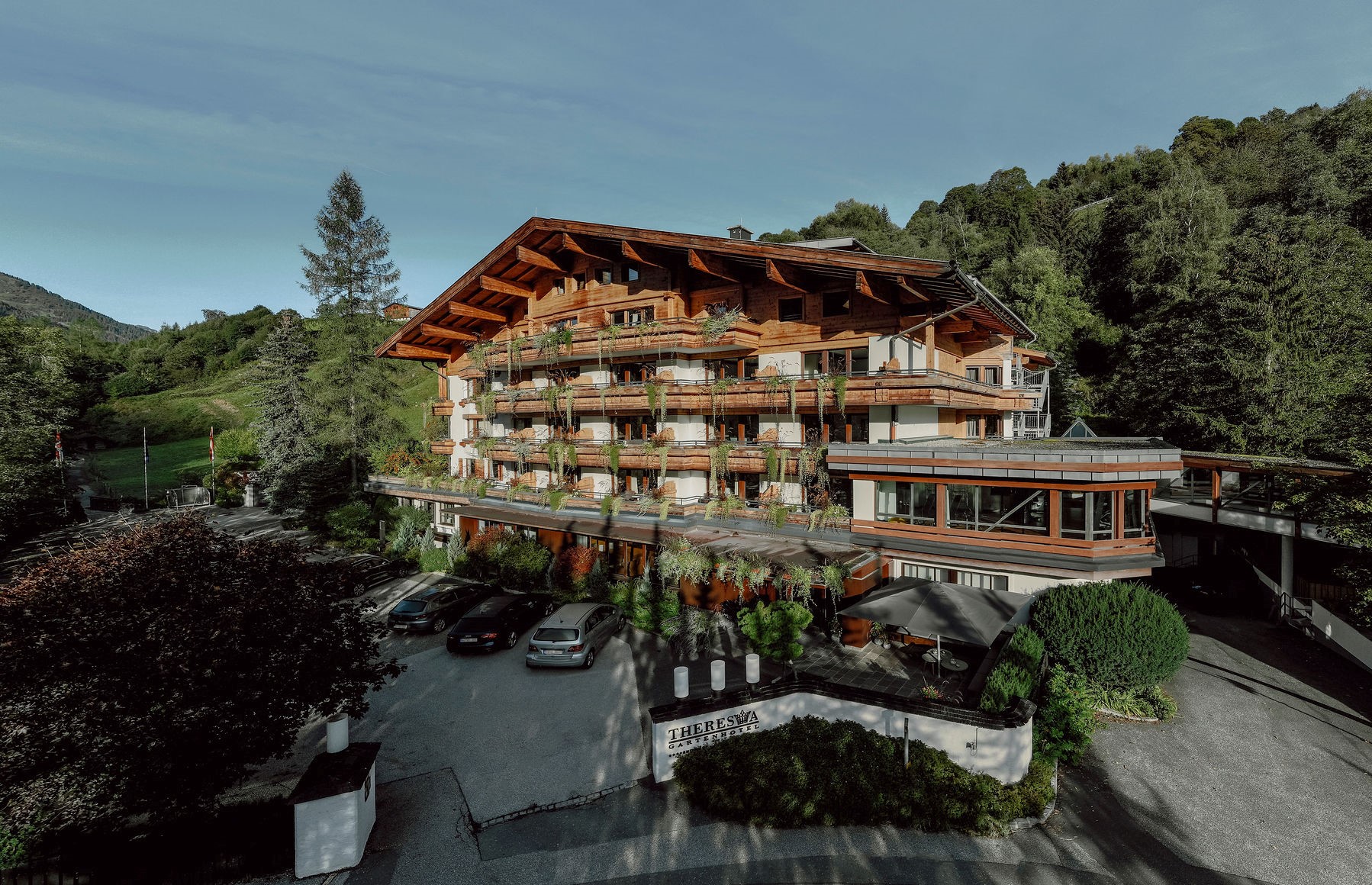 Kinderhotel: Gartenhotel Theresia
Hoteleinfahrt, Parkplatz - Familien- & Gartenhotel Theresia****S  