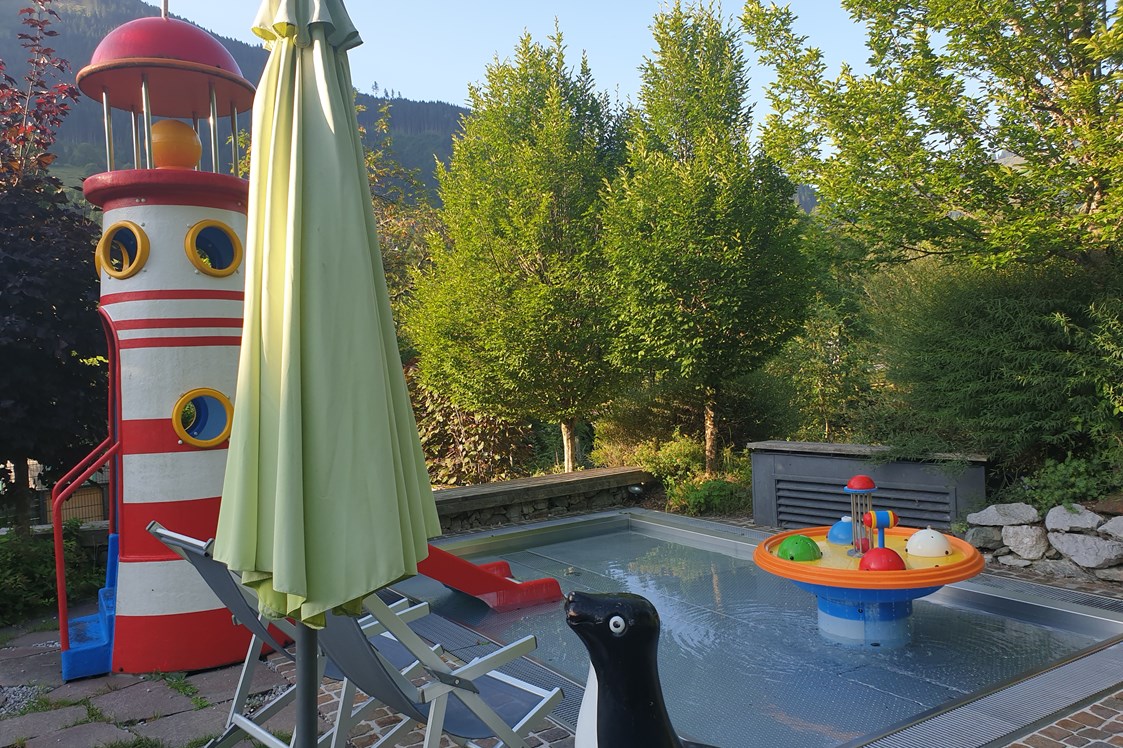 Kinderhotel: Kleinkinderpool, 35°C, mit Mini-Rutsche und Wasserspielen - Gartenhotel Theresia****S - DAS "Grüne" Familienhotel 
