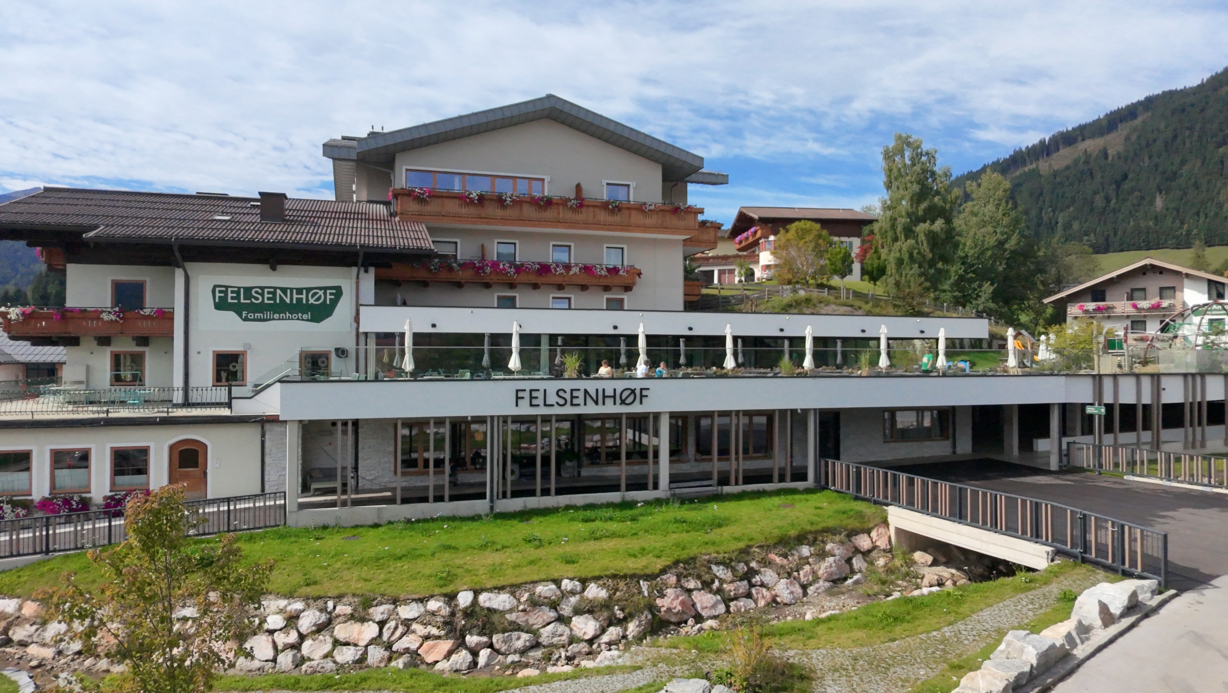 Familienhotel - Ramsau (Bad Goisern am Hallstättersee) - Hotelansicht - Familienhotel Felsenhof