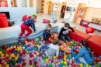 Kinderhotel: Action im Bällebad 
Baby Lounge - Hotel Felsenhof
