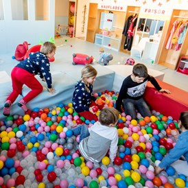 Kinderhotel: Action im Bällebad 
Baby Lounge - Hotel Felsenhof