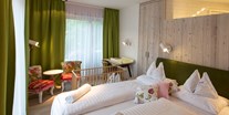 Familienhotel - Pools: Innenpool - Doppelzimmer Aigenberg mit Babyausstattung - Hotel Felsenhof