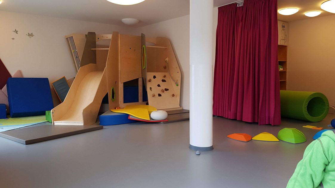 Kinderhotel: Neu gestalteter Spielbereich in der Kids-Arena. Am Wochenende frei zugänglich, ansonsten findet unter anderem auch hier die Kinderbetreuung statt. - Hotel Felsenhof