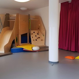 Kinderhotel: Neu gestalteter Spielbereich in der Kids-Arena. Am Wochenende frei zugänglich, ansonsten findet unter anderem auch hier die Kinderbetreuung statt. - Hotel Felsenhof