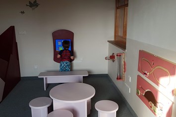 Kinderhotel: Spielecke im Restaurant - Hotel Felsenhof