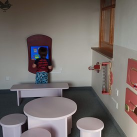Kinderhotel: Spielecke im Restaurant - Hotel Felsenhof