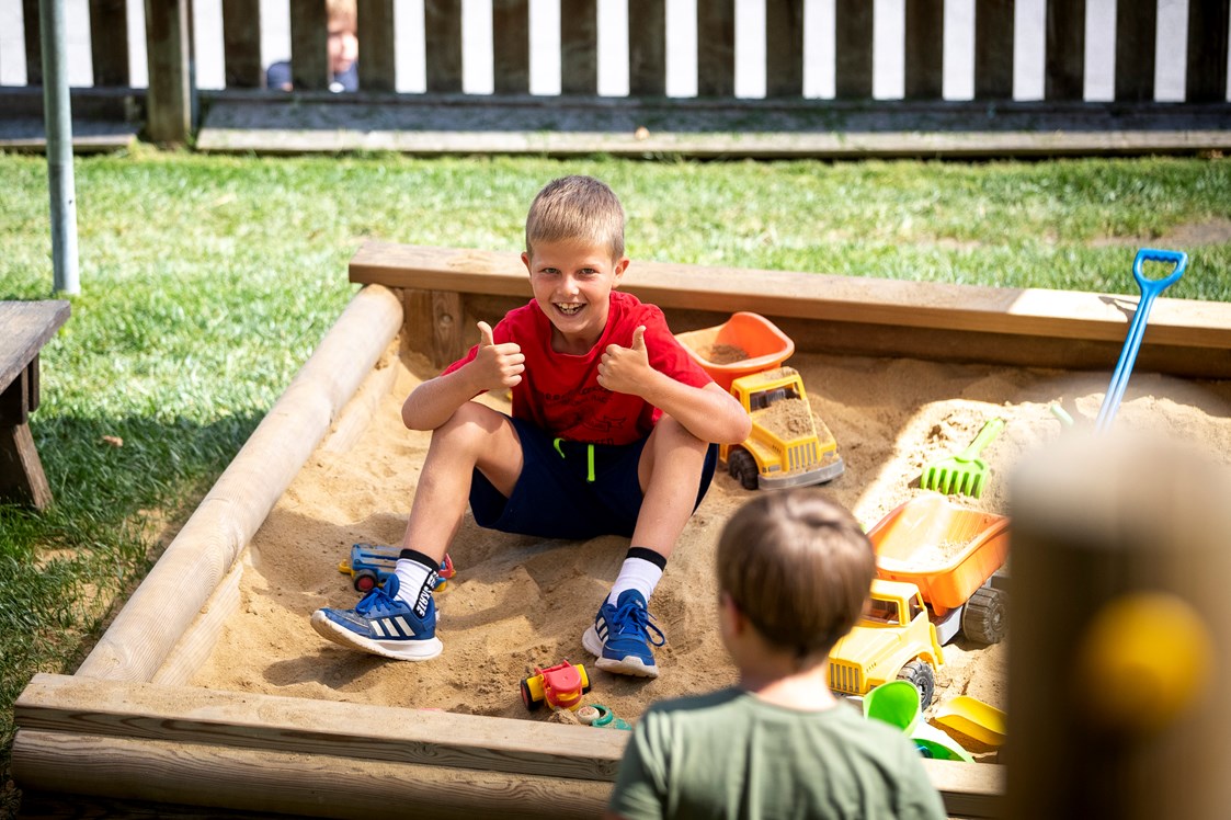 Kinderhotel: Im Sandkasten buddeln auch große Jungs gerne - Hotel Felsenhof