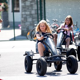 Kinderhotel: Go Karts und Fahrräder stehen für die Kinder bereit - Hotel Felsenhof