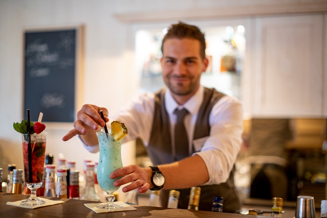 Kinderhotel: Einen Cocktail an der Bar genießen - Hotel Felsenhof