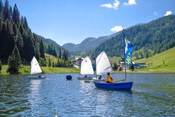 Kinderhotel: Bootfahren am See - Familotel Zauchenseehof