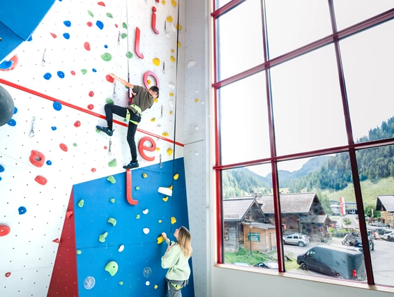 Kinderhotel: Hoch hinaus, unsere Kletterwand - Familotel Zauchenseehof