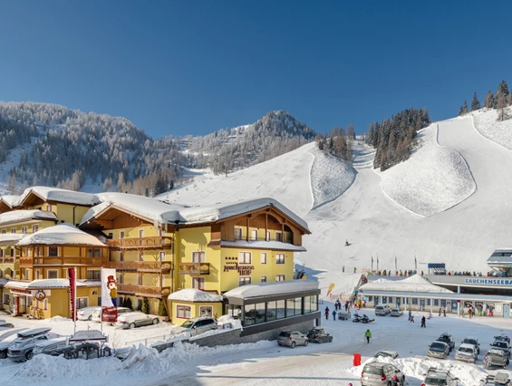 Kinderhotel: Das Familienhotel Zauchenseehof liegt direkt an der Piste uns somit am Einstieg von 760 Pistenkilometer Skivergnügen der Ski amadé - Familotel Zauchenseehof