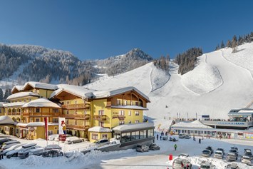 Kinderhotel: Das Familienhotel Zauchenseehof liegt direkt an der Piste uns somit am Einstieg von 760 Pistenkilometer Skivergnügen der Ski amadé - Familotel Zauchenseehof