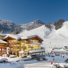Kinderhotel: Das Familienhotel Zauchenseehof liegt direkt an der Piste uns somit am Einstieg von 760 Pistenkilometer Skivergnügen der Ski amadé - Familotel Zauchenseehof