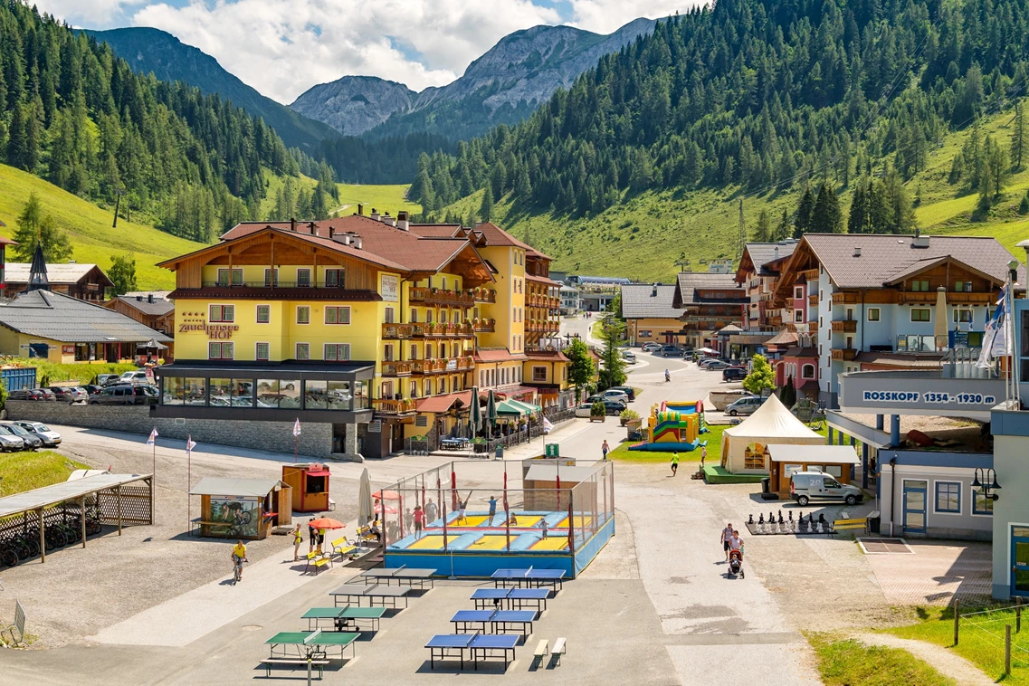 Kinderhotel: Das Familiehotel Zauchenseehof liegt mitten in den Salzburger Bergen und am Zauchensee - perfekt für den Sommer-Familien-Urlaub in Österreich - Familotel Zauchenseehof