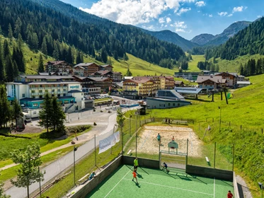 Kinderhotel: Fußballplatz und Beachvolleyballplatz  - Familotel Zauchenseehof