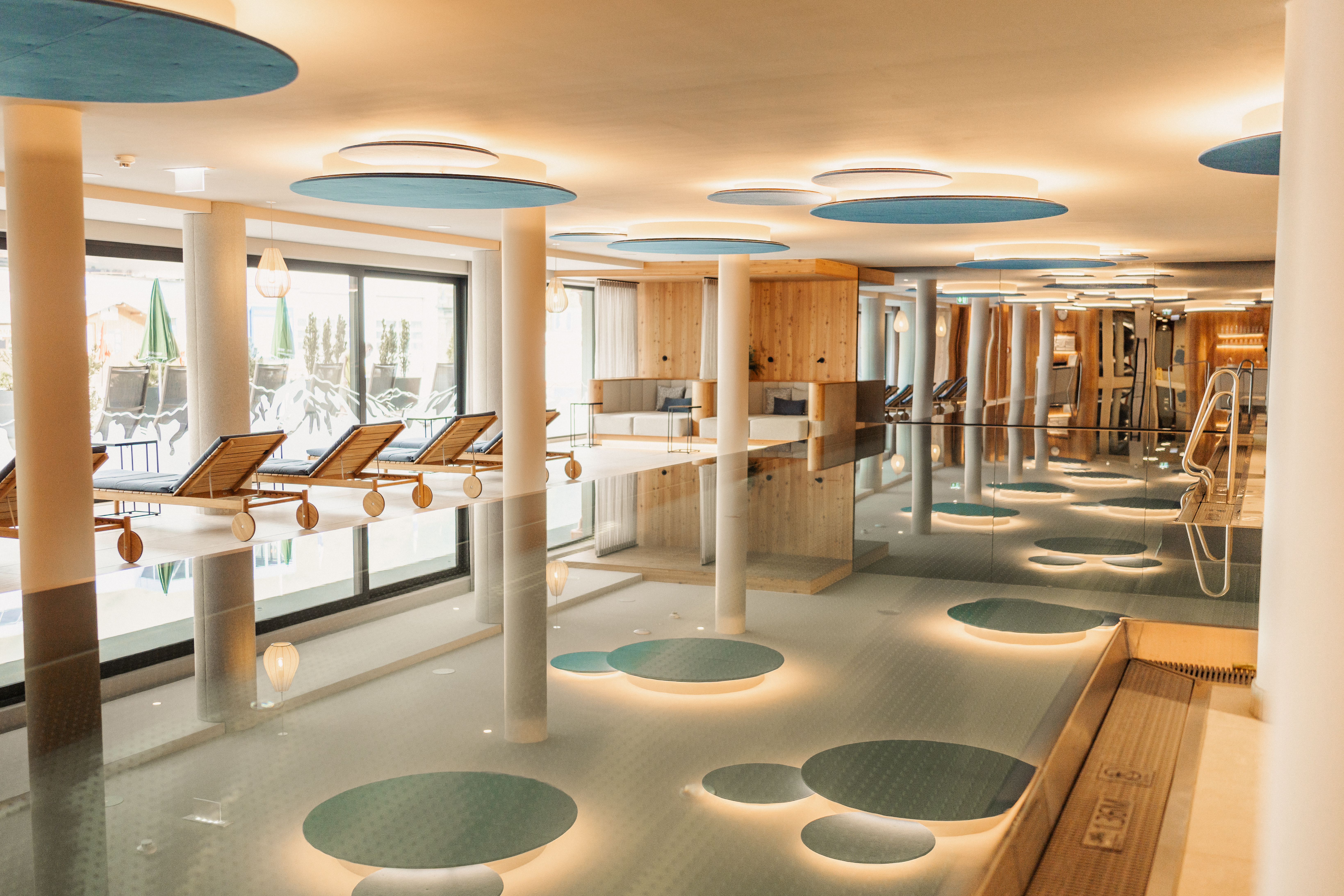 Kinderhotel: Großer Pool und Liegebereich im Hotel Zauchenseehof - Familotel Zauchenseehof - Wasser | Wellness