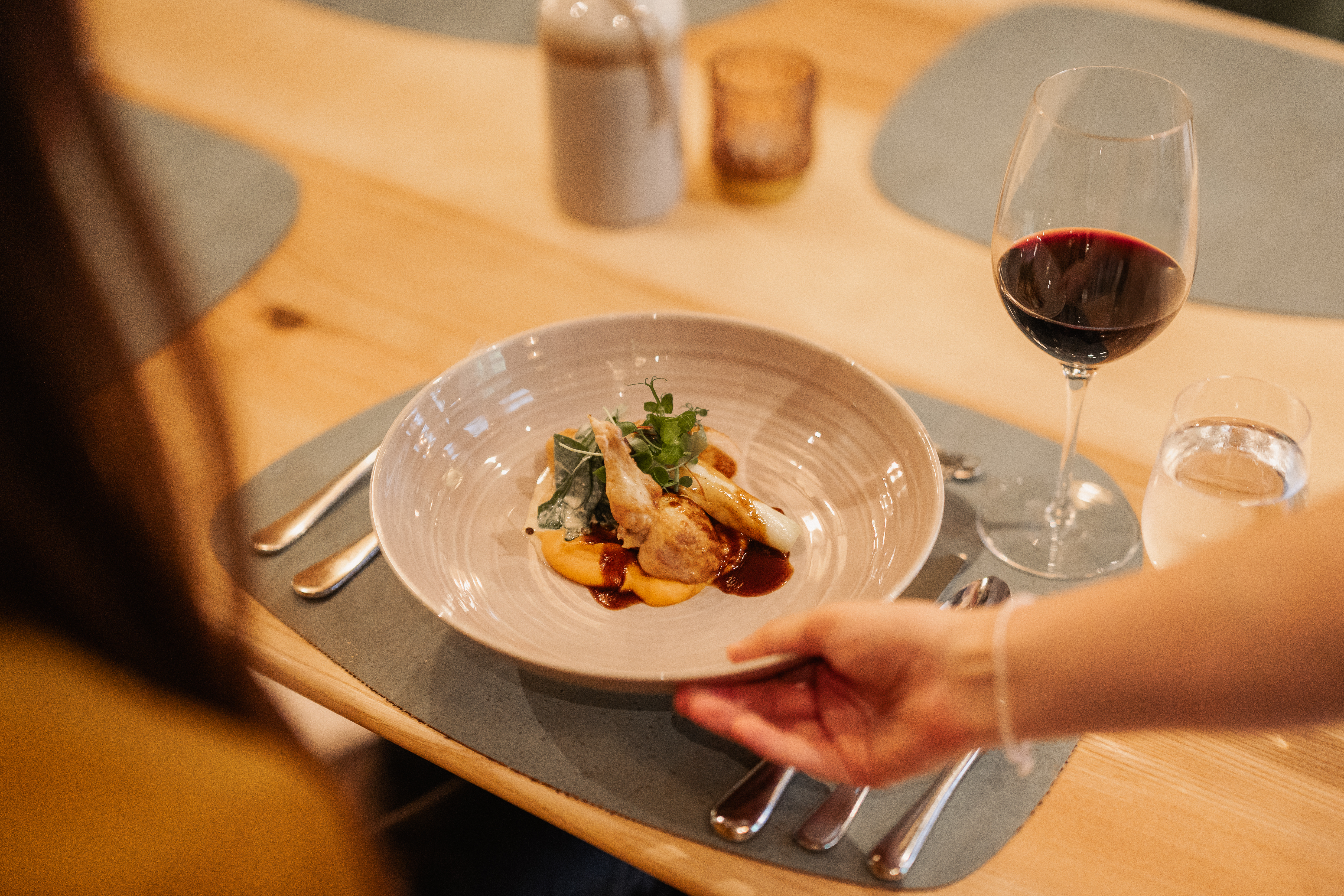 Kinderhotel: Gemütliches Dinner mit Rotwein und liebevoll angerichtetem Essen - Familotel Zauchenseehof - Essen | Trinken