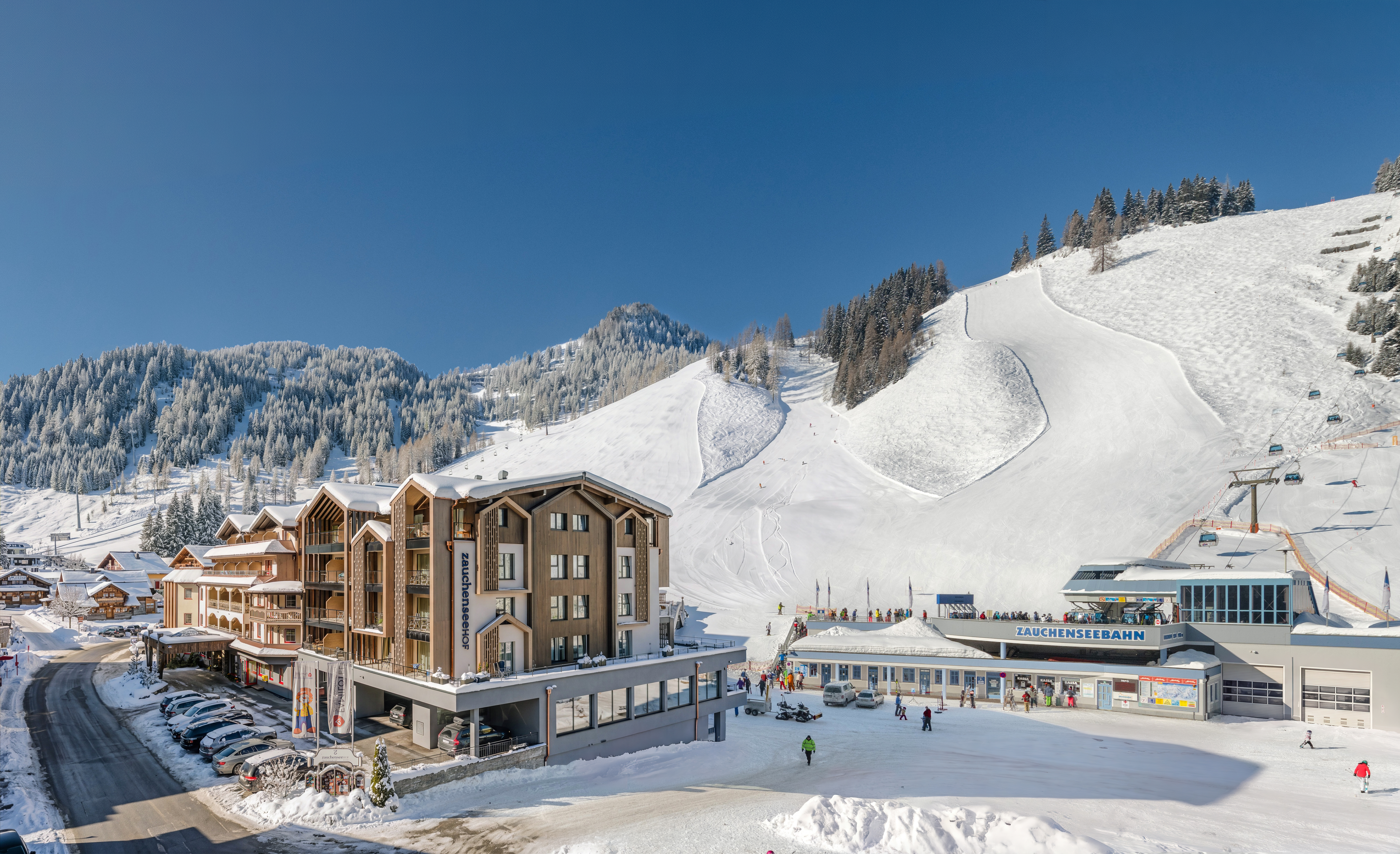 Familienhotel - Pools: Innenpool - Familotel Zauchenseehof Außenansicht im Winter im Skiparadies Zauchensee - Familotel Zauchenseehof