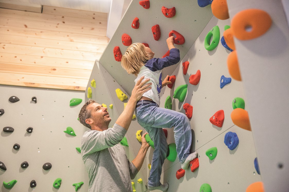 Kinderhotel: Indoor Boulderwand für Kinder - Übergossene Alm Resort