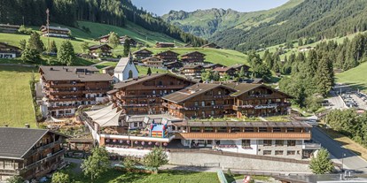 Familienhotel - Garten - Kirchdorf in Tirol - Hotelansicht - Galtenberg Family & Wellness Resort