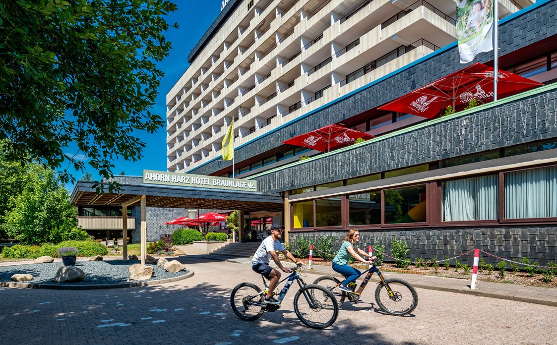 Kinderhotel: Außenansicht Hotel mit Fahrrädern - AHORN Harz Hotel Braunlage