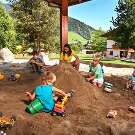 Kinderhotel: großer Sandspielkasten für Sonnberg Kinder - Sonnberg Ferienanlage