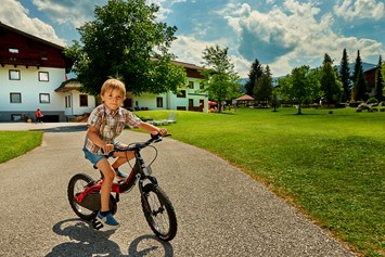 Kinderhotel: kostenloser Fahrradverleih für Groß und Klein - Sonnberg Ferienanlage
