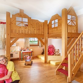 Kinderhotel: Spielzimmer mit Fun Box und Kinderkino - Sonnberg Ferienanlage