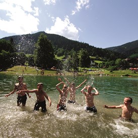 Kinderhotel: Badesee direkt an der Ferienanlage - Sonnberg Ferienanlage