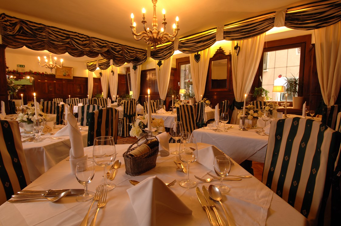 Kinderhotel: Festlich gedeckte Tische im Restaurant - Ferienhotel Alber