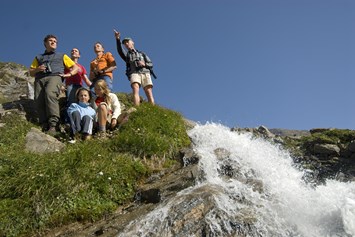 Kinderhotel: Wandern zum kleinen Wasserfall - Ferienhotel Alber