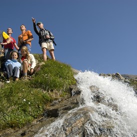 Kinderhotel: Wandern zum kleinen Wasserfall - Ferienhotel Alber